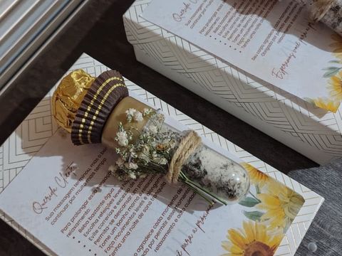Lembrança da Zen Flow com cartão de cuidados, bombom e tubinho de sais com flores secas